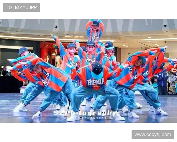 成都街舞队在世界街舞大赛中以70分领先其他队伍展现强大实力